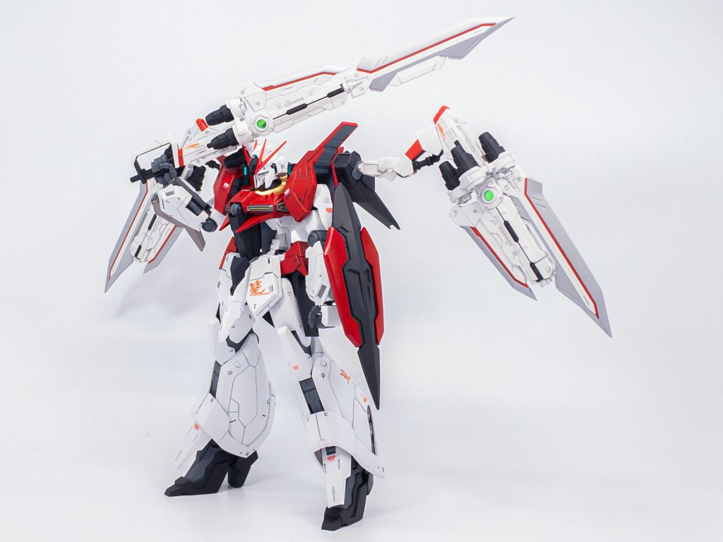 リンドヴルムにカレトヴルッフを3機装備しカラーリングを変更したお手軽ミキシング作品です。