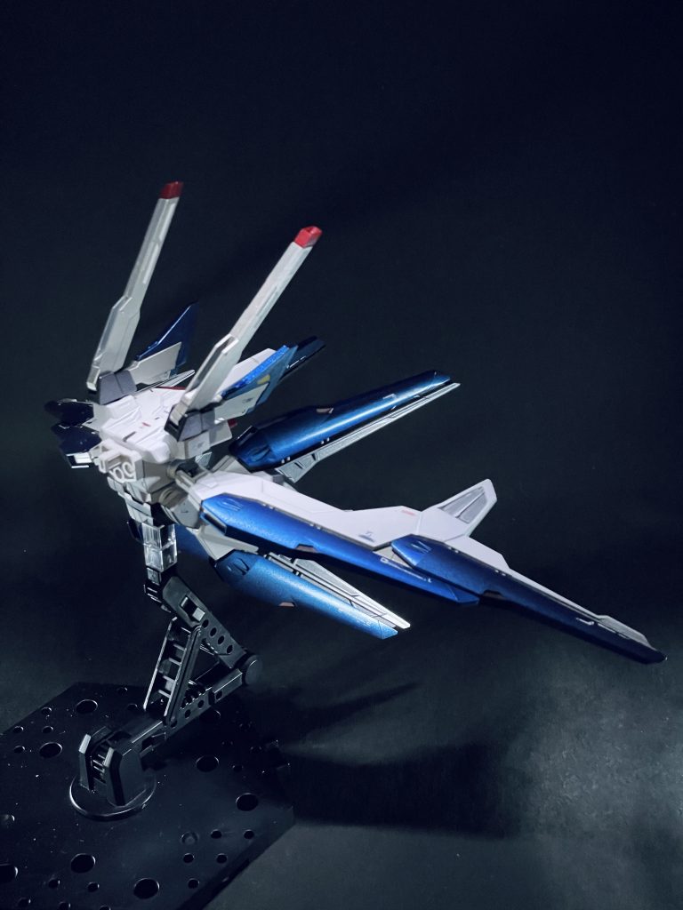 こちらがアセンドユニット。パーフェクトストライクフリーダムのバックパックをそのまま使用。レール砲の向きは変更しました。