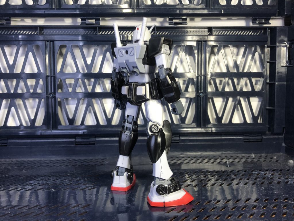背面部分。塗装に関してはMr.colorのブラックやガンダムレッドを使用しています。胴体部や脚部の塗り分けはマスキングです。また、グレーホワイトの部分はサーフェイサーそのままの状態です。この上に塗装しようかとも思ったんですが、結構しっくりきたのでそのままにしました。