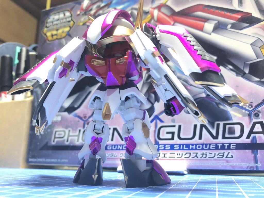 背中側も割とお気に入りです。チョンマゲのピンク/白と、頭部の白/金の塗り分けは騎士ガンダムっぽい感じです。足りない所に色を足しつつもくどくなり過ぎないようなバランスを意識してます。