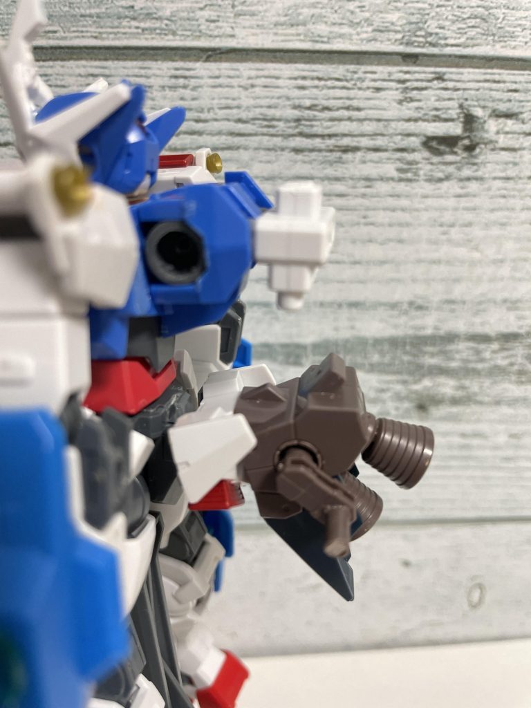 バックパックはヘリオスのバックパックを取り付けたかったのですが、そのままではスカートに取り付けたシナンジュスタインのバックパックに干渉してしまうのでジャンクパーツを取り付けました。