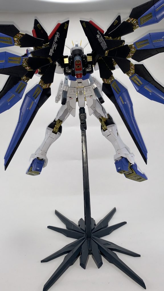 背面からのショットです。リアアーマーにもスジボリ等を施しています。ドラグーンユニットに唯一、キット付属のデカールを貼り付けてあります。