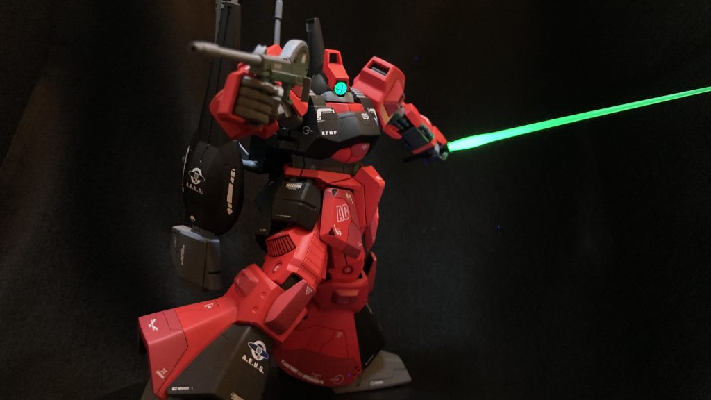 ビームサーベルも構えさせて