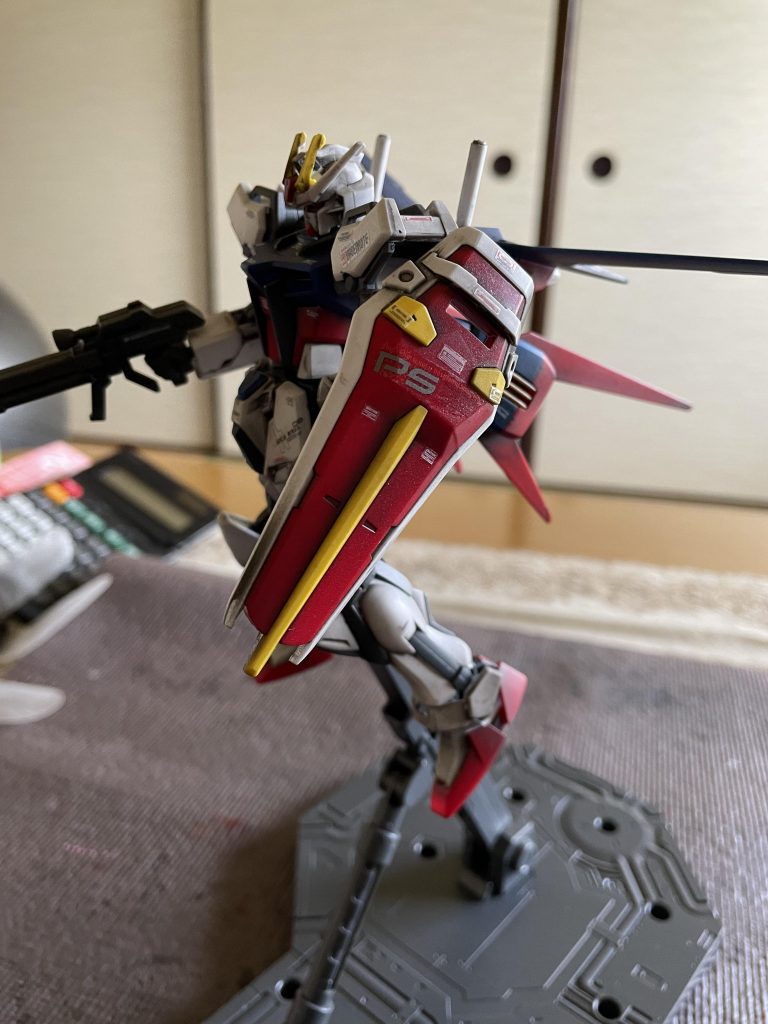 基本は組んだ後につや消しスプレーを掛けてガンダムマーカーリアルタッチグレー3で塗りたくりメラミンスポンジで擦るというだけの処理をしています。その後あまりもののマーキングシールを貼り付けています。