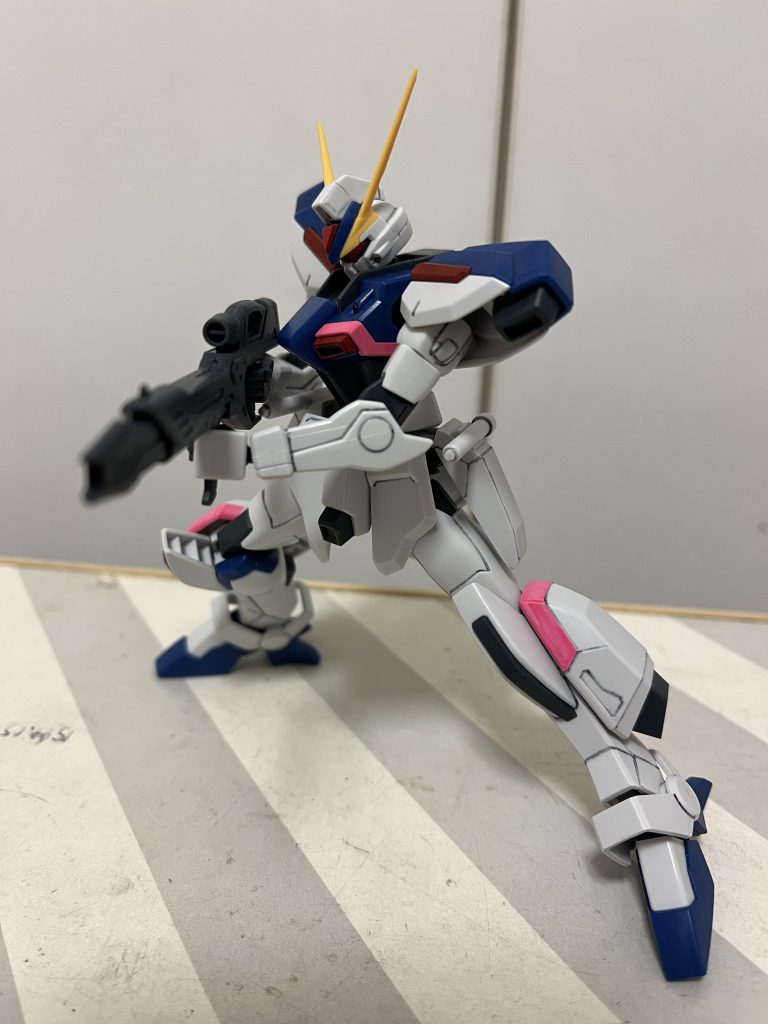 C.E.は、ダガー登場から割とすぐに宇宙へ舞台が移って、運命時には既にMSは量産機も飛行していたので、こういう地上で頑張ってる連合MSの描写が少なかったのは少し残念でした。