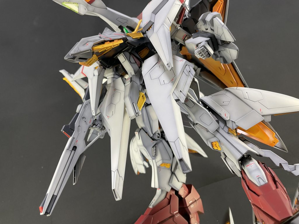 ソールの赤の面積は増えてしまいましたが違和感はないかと。胸部の前に伸びるユニットの裏側の穴は埋めました。