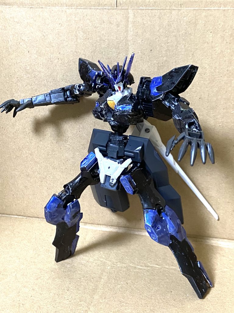 ダブルフェイスキメラモードバックパックはレギルスの第二のボディとなっていた、この姿では今までと打って変わって荒々しい戦闘スタイルで戦う。