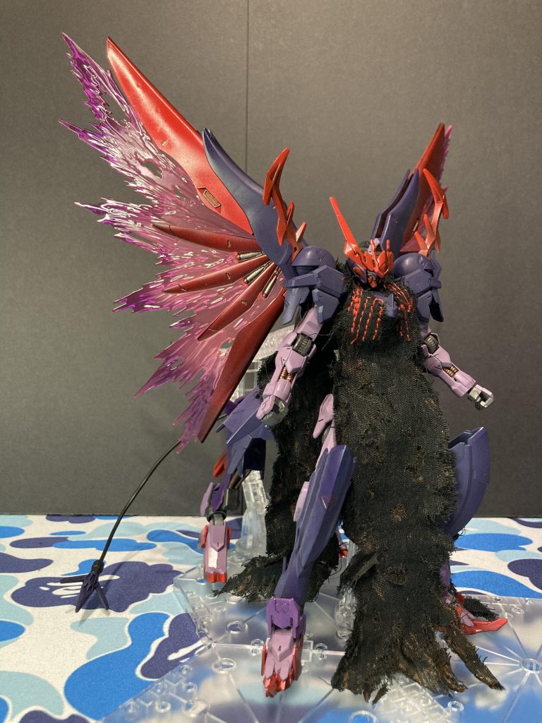 立ち？姿です。バルバタウロスは体幹の関節が多く胸部・腹部・腰部で関節が分かれているのですがこの状態でも背負っているものがあると自立は厳しいです。やりすぎました笑浮き状態ではアクションベースのメイン支柱×2、サブ支柱×1で固定しています。それでも背中はポロリます笑それでもバルバタウロスに付いているユニバーサルジョイントがあったからこそデスティニーの羽が付けられました。ありがたい。