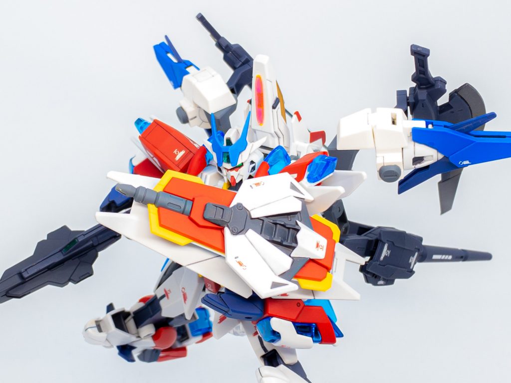 アブゾーブシールドによって敵機が発射したビームを吸収し自機のエネルギーへと変換することができる。