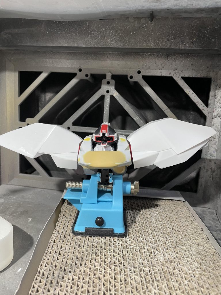 既存のドムのパーツにプラ板を貼り付けて、成形してます。