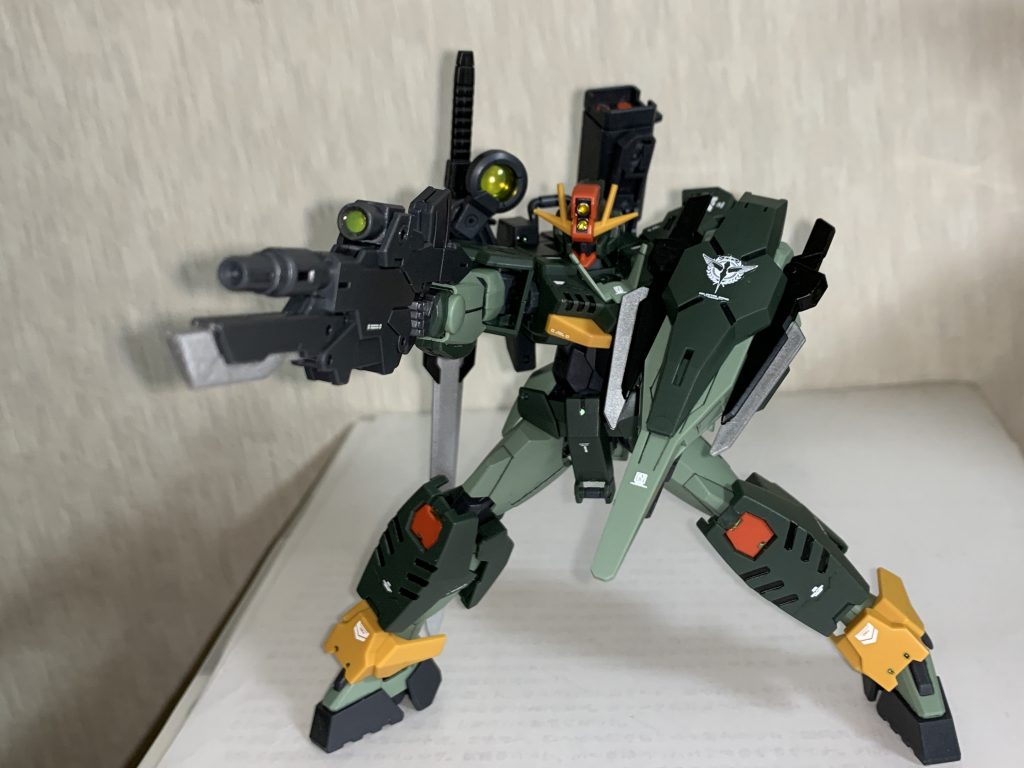 ライフルは、センサー部分をシールの上からレジン液で膜を張っています。また、刃の部分はシルバーメタルを使い塗装しています。