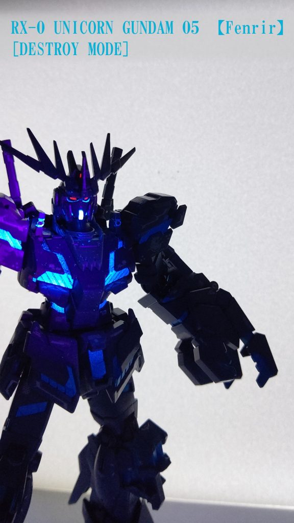 サイコフレームは蛍光で塗装したものの撮影難しく。。