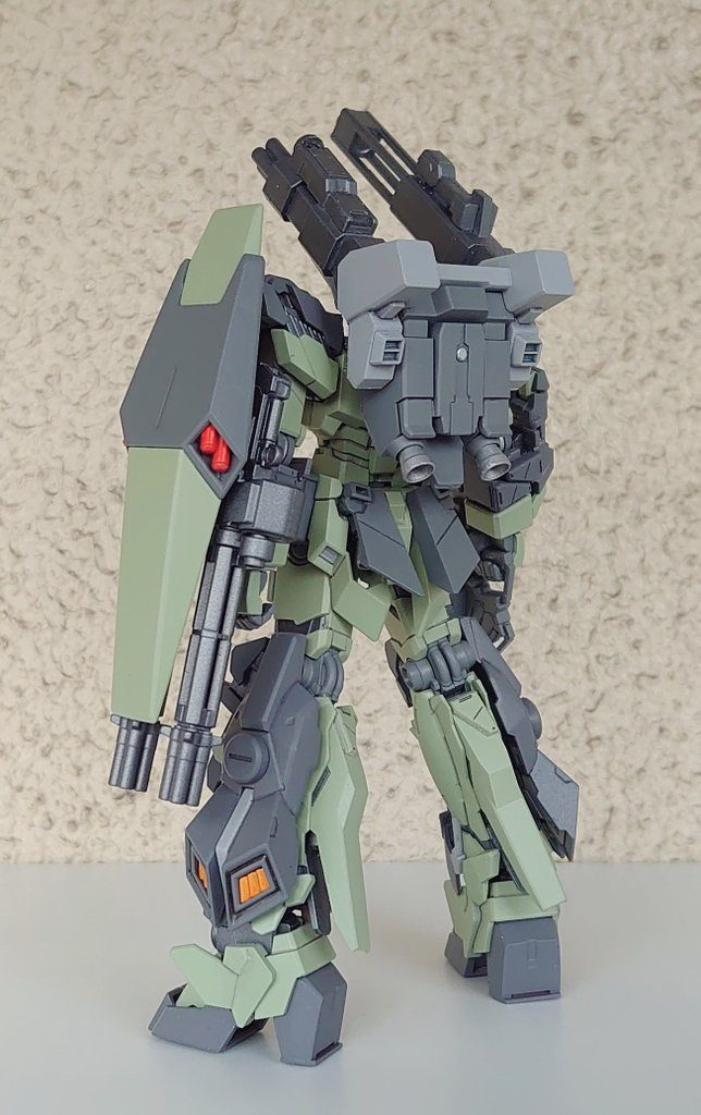 配色はスタークジェガンを参考にしました。