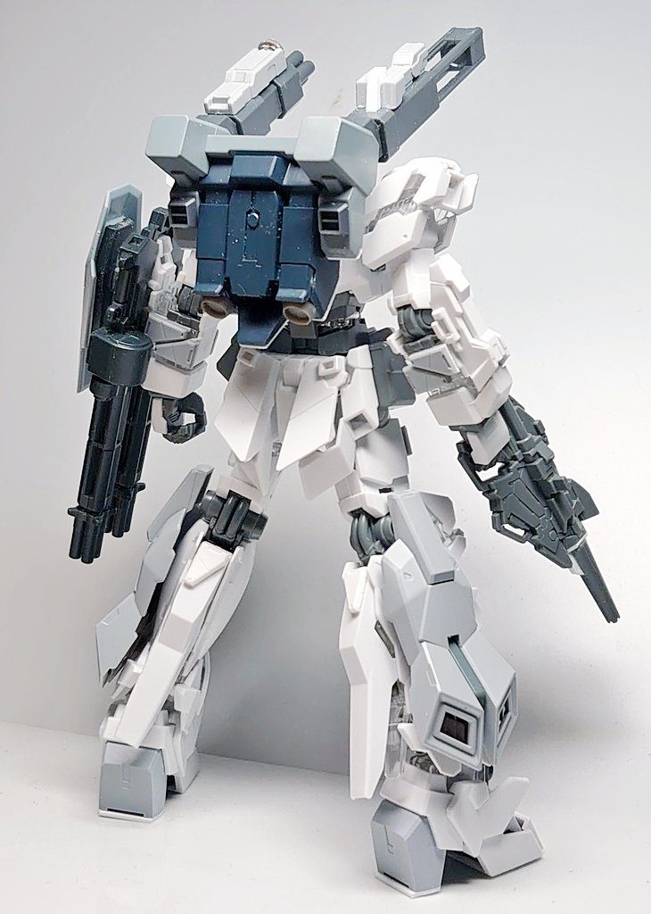 ガンダムベース限定のペインティングモデルをジャンクパーツ等で切った貼ったしてます