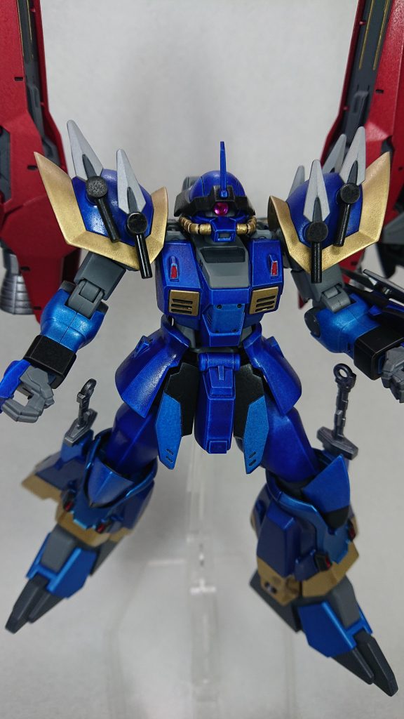 頭部は「イフリート・シュナイド」モノアイはセリアのデコレーションシールを使用