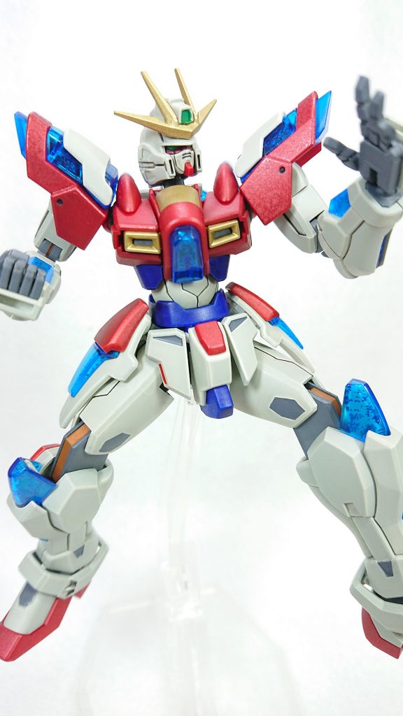 使用したのは「トライバーニングガンダム」ホワイト部分をガルグレーで塗装し、少しトーンを落としてみました