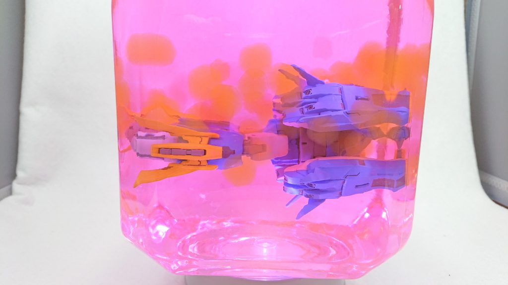 使用した道具は、CanDoの「キャニスター」と「消臭ビーズ」の透明と赤とオレンジ