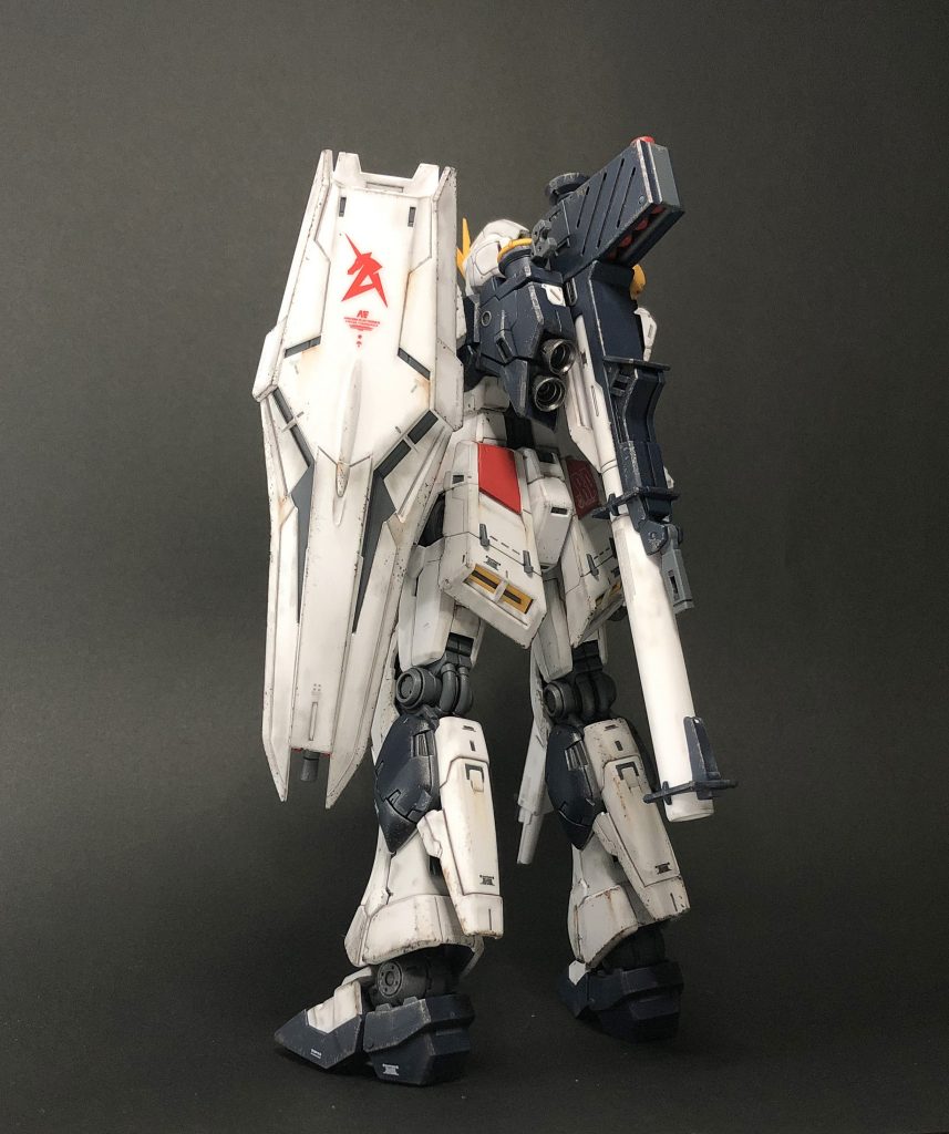 若干整備不良気味に見えますね。主戦力のνガンダムが整備不良で放置されることはないでしょうｗ