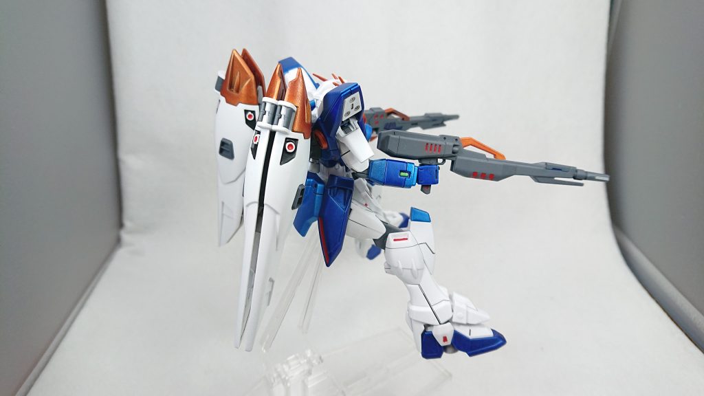 使用した塗料はタミヤカラースプレー・ライトメタリックブルー・マイカブルー・メタリックオレンジ・ピュアホワイト・ジャーマングレイ