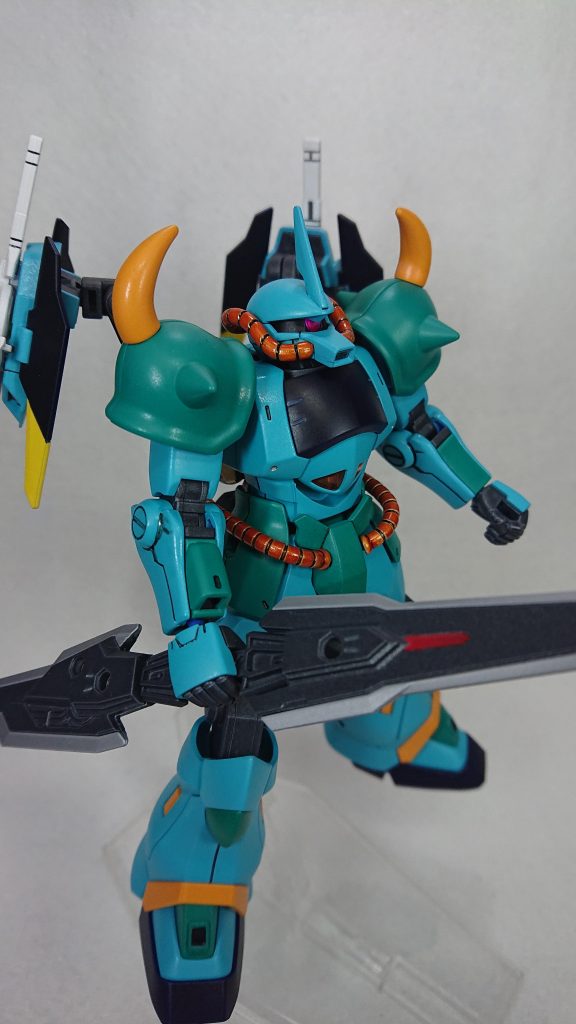 頭部のモノアイはセリアの「デコレーションシール」に変更