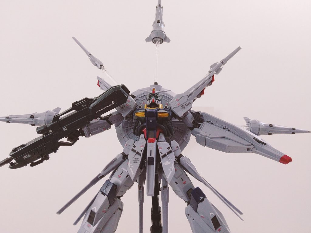 ドラグーン射出ポーズ。クリアジョイントパーツが付属しているので、ドラグーンの射出を再現できます。プロヴィデンスといえば、やはりドラグーン。