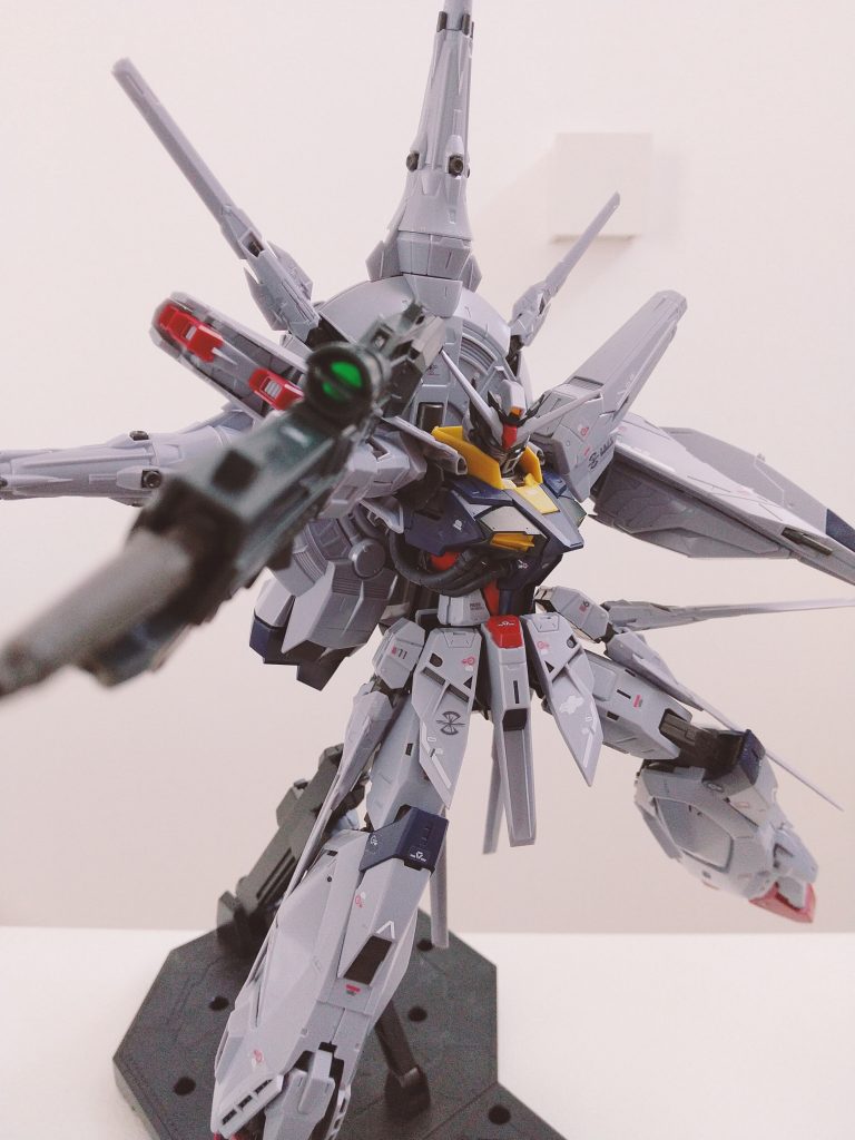 ビームライフル構えポーズ。大型のビームライフルなので、保持力などに不安はありますが、うまく持たせればこのように片手で構えることができます。