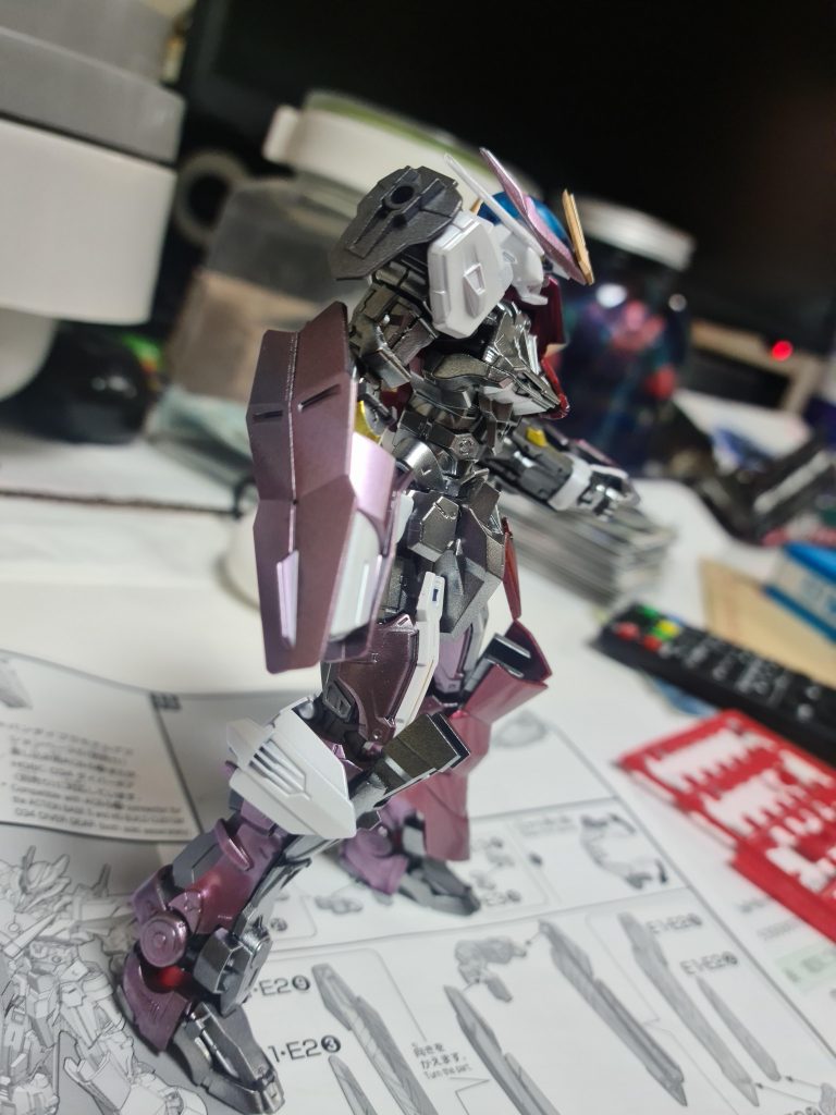 マントに隠れる内側はタイトルのガールにちなんだ内に秘める少女的な可愛らしさの表現でキャンディー塗装の桜色。