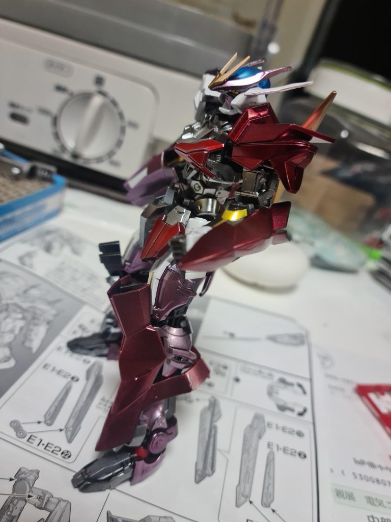 外から見える部分は美しさと勇ましさを表現したくてキャンディー塗装の赤を主体に。