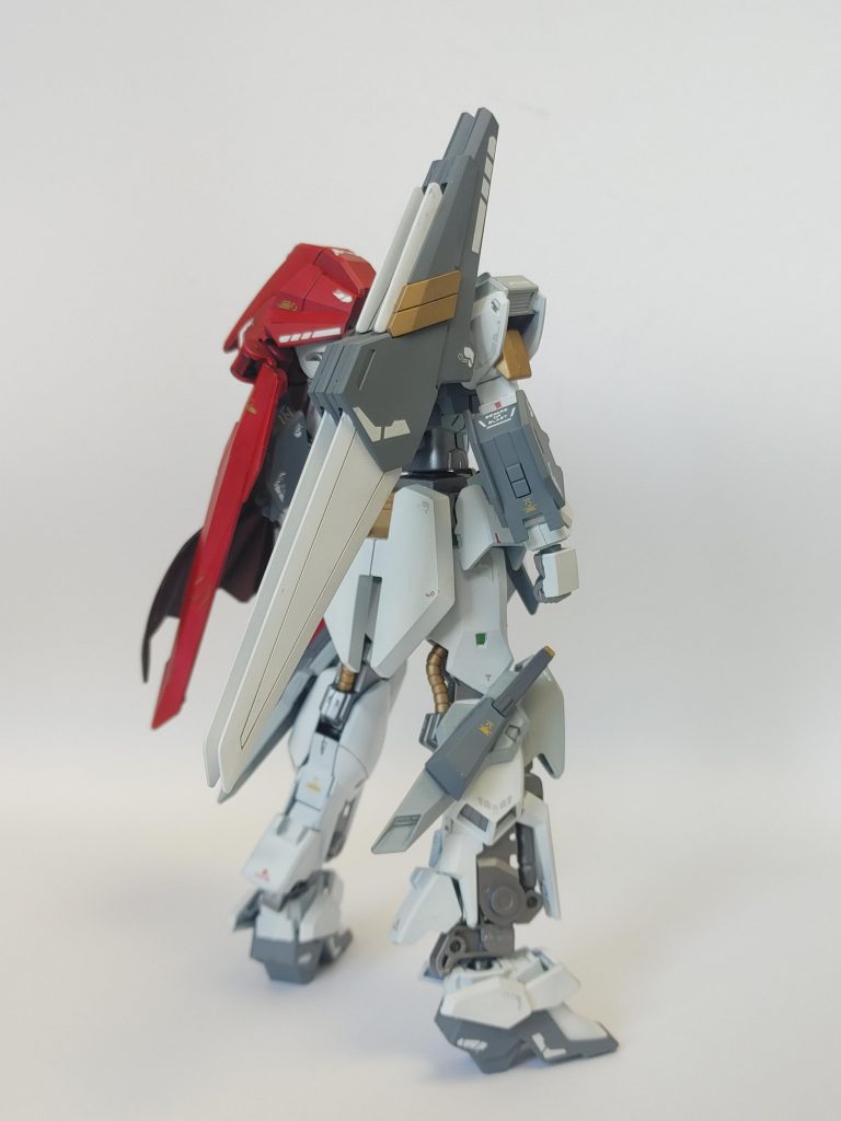 右後ろ背面スラスターを片側に寄せアシンメトリーにしています