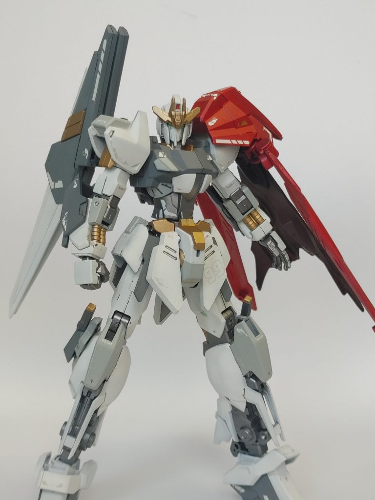 マントは腕の可動を阻害しない程度に動きます