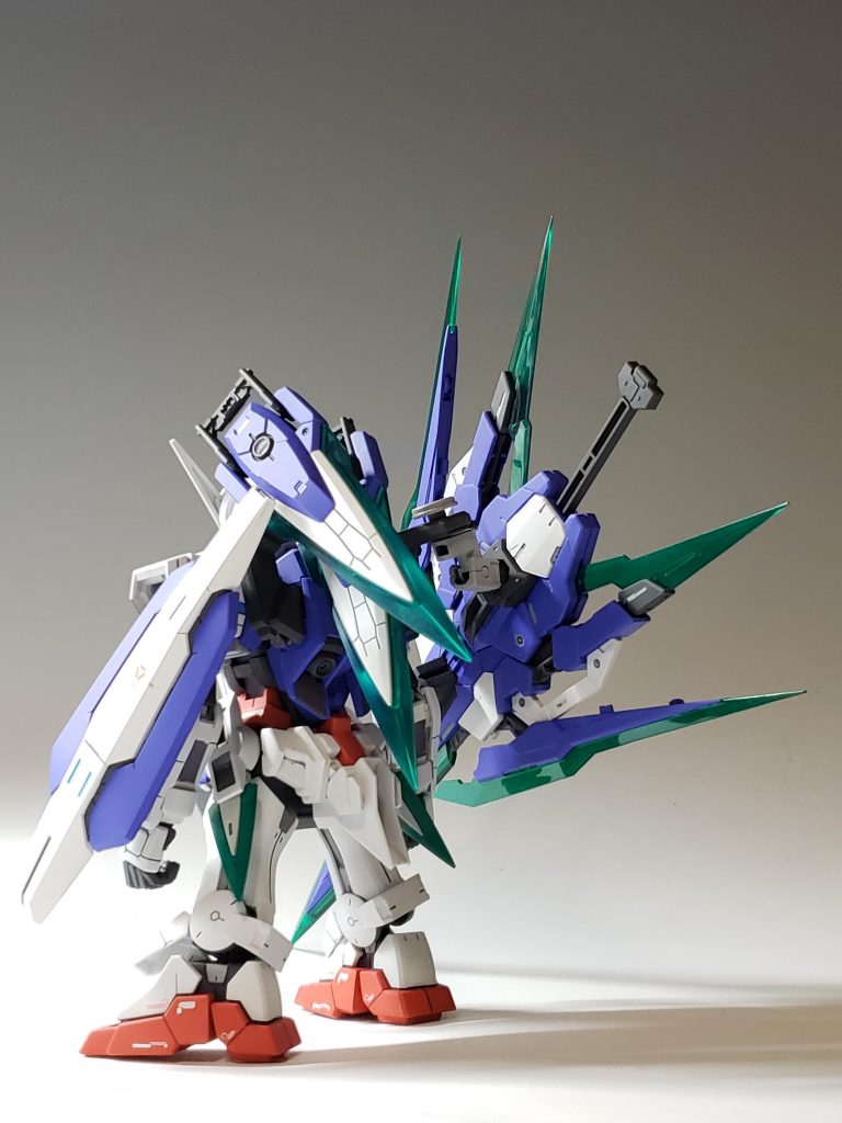 武装はダブルオー系から拝借。装備盛り盛りですね。