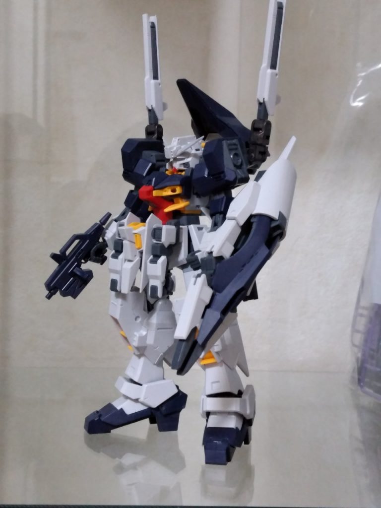 筋彫り、面だしを終えて、最終チェック。改修は、①頭部アンテナをビルダーパーツに。②顔が奥まって見えないので取り付け部に1mmプラ板スペーサー追加③胸部ダクト丸一モールドを別パーツ化。④腰部サブアームユニットを2mm下方修正⑤足を3mm延長。⑥膝関節に1mmスペーサー追加