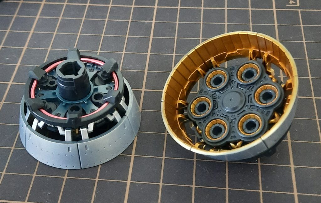 大型バーニアには、付属していたリード線の代わりにメタリックレッドのアルミ線に置き換え、アクセントとしました。