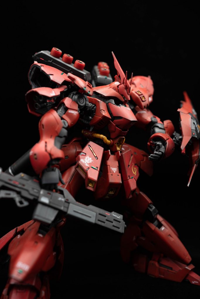 作っている最中に、ライフルを構えるハンドパーツが破損してしまったので、仕方がなく残っているハンドパーツでなんとかライフルを持たせています。もっとかっこよく構えたかったけど、しょうがない。。ウェザリングするとパーツが脆くなって折れやすくなるなんてこの時は知らなかったんですよね