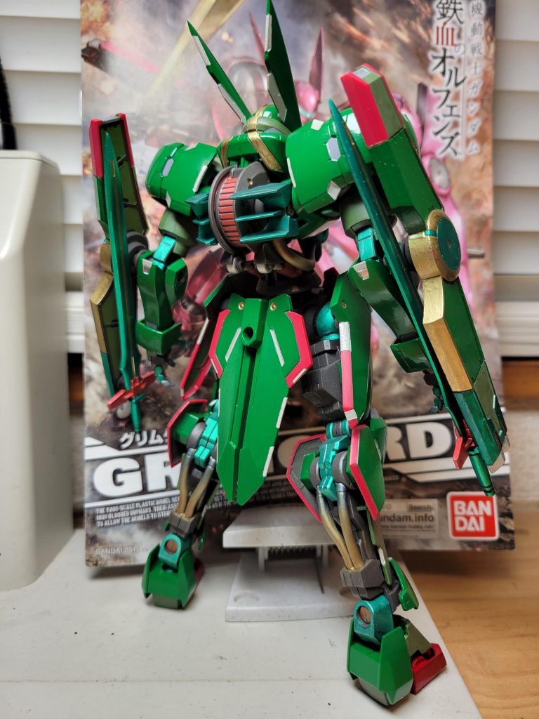 外装基本塗装完了で盾剣装備、後ろから