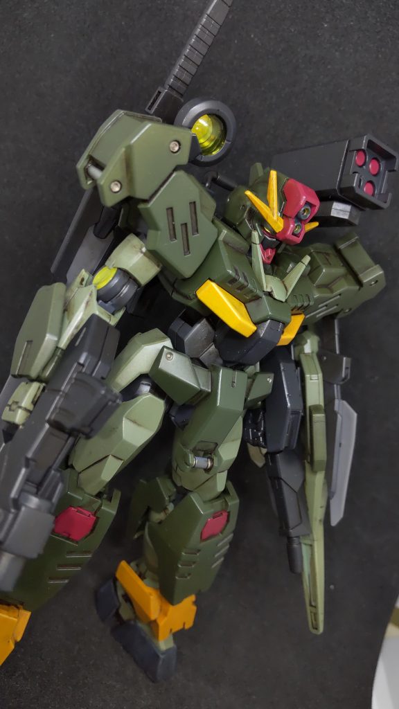 今回は最初からウェザリング(ウォッシングとフィルタリング)は意識して製作開始したのですが経験値が少ないためこれで良かったのか?という自問自答を繰り返しつつ完成した今も自信は無いです…が、自己満足はあります(笑)配色はほぼ同じですが、機体色は濃緑色と明灰白色という日本陸軍カラーで合わせました(笑)赤はシャアレッド、黄色はオレンジイエローにしてワントーン低い色合いも意識しました。※全て水性ホビーカラーです