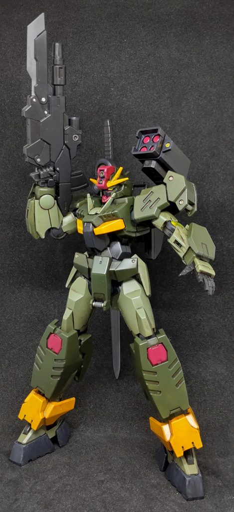 ヘビーマシンガンや肩や腰、背中などにある丸モールドに銀入れたりして単調にならないように少し意識しつつ、あまりやりすぎてもクドいなと思って設定活かしで仕上げました。