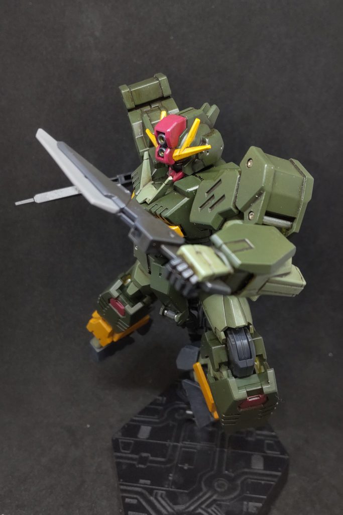 ウエイトになる背負いものをパージして、コンバットナイフで斬りかかるイメージで(笑)対話する気ゼロ…むしろ拳で対話なコマンドクアンタ、個人的にはお気に入りの機体になりました(笑)