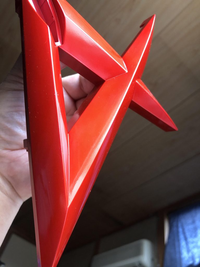 台座はメタリックレッドで