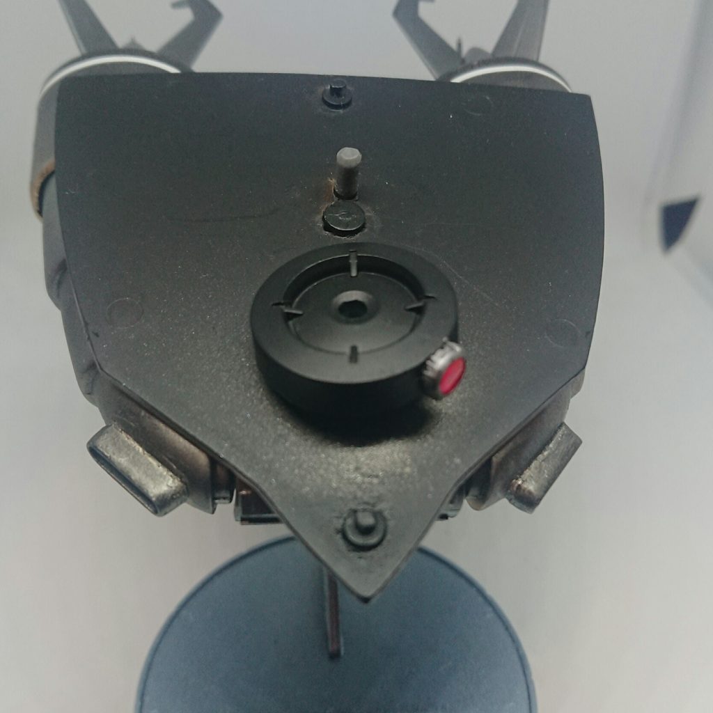 モノアイは、30MMの無人偵察用アーマーのロイロイの車輪が丁度良い大きさだったので、開口して可動化。基部はボールジョイント小を使って上下の角度もつけれる様にしました。