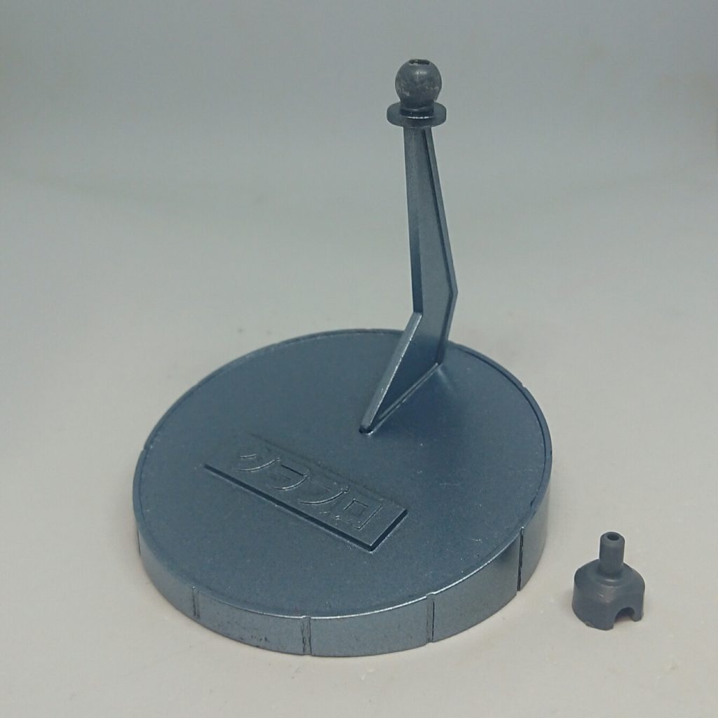 飾り台のジョイント部分に余ってたポリボールがそのまま刺さったので、ボールデンアームアームズのボールジョイント大で可動式に。