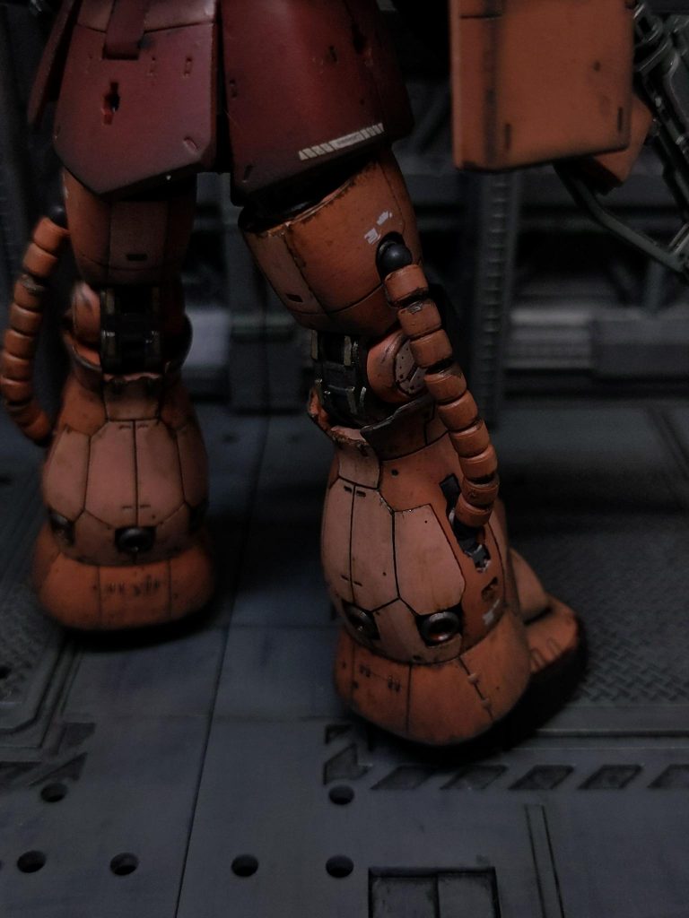 ウェザリングをしたことで全体的に黒っぽくなったので、白いデカールを少し貼りました。