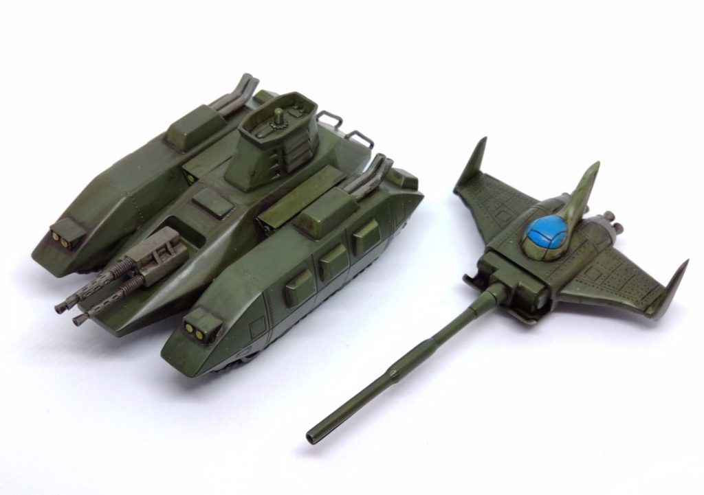 モビルスーツと違って関節の軸等も無いので、とにかく塗装時の持ち手をどうやるかってのが困りました。あとパーツの接着なども。ほぼダボが無いので意外と困りました。