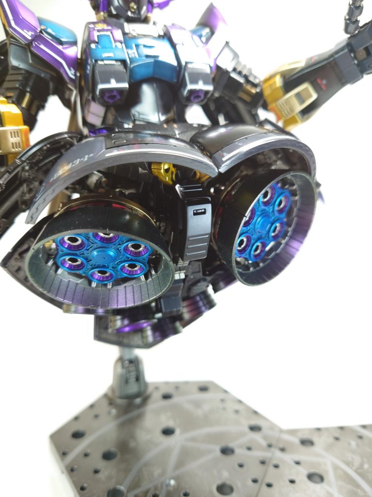 下部のスラスター等もプリズム系とキャンディーヴァイオレットで怪しさをUPさせました。