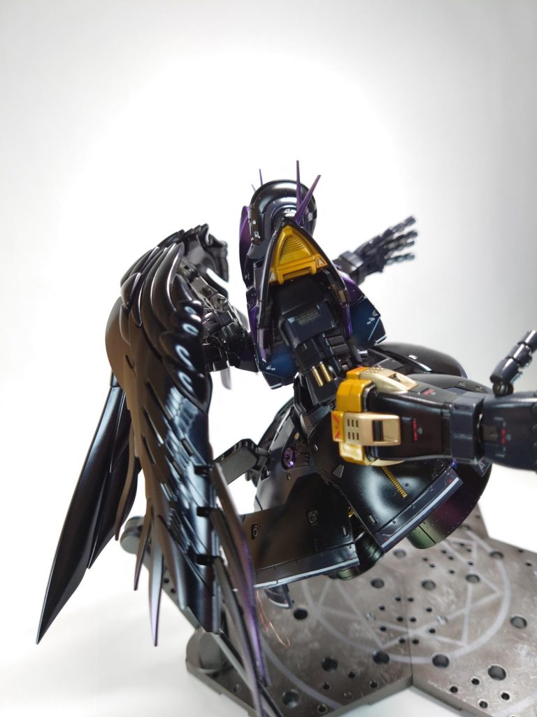 RGウイングから移植しました羽は全体をプリズムブルーブラックで塗装し、羽先をアメジストパープルのグラデを入れて妖艶さを！