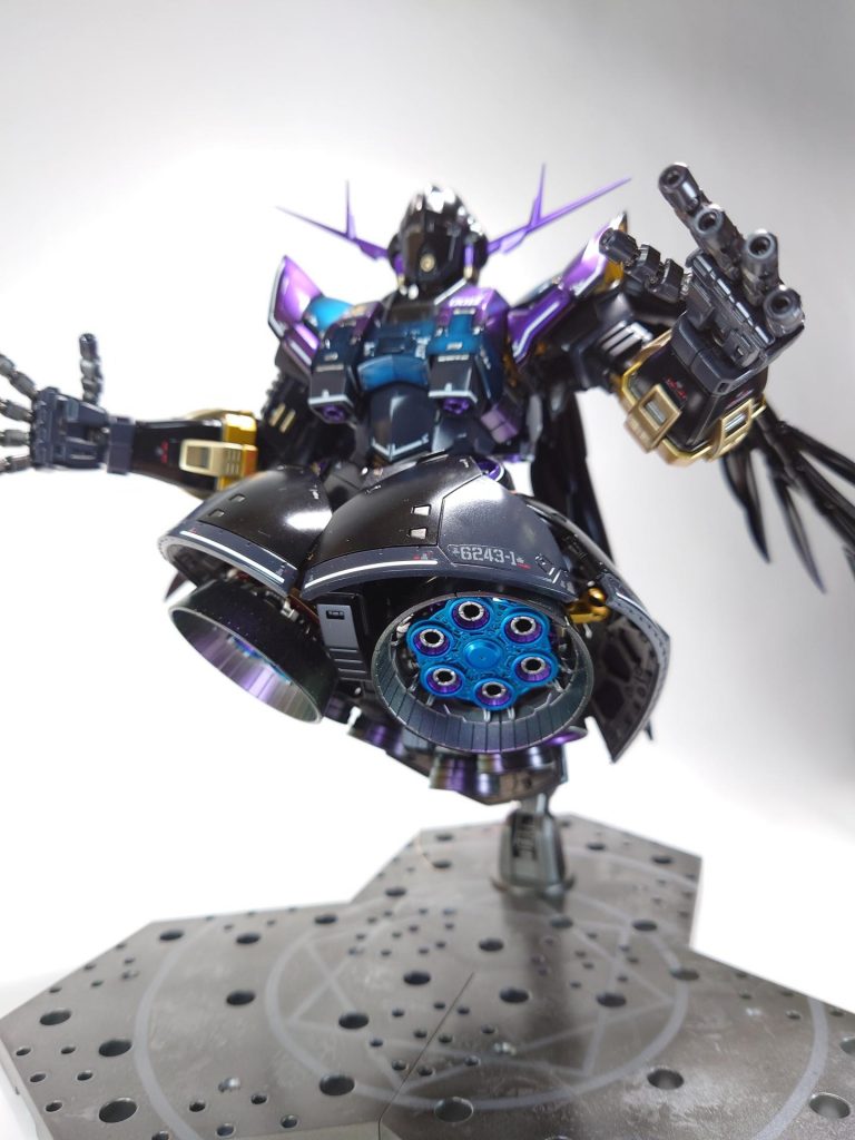 台座に魔法陣を施す事で、召喚された堕天使をイメージしてます。