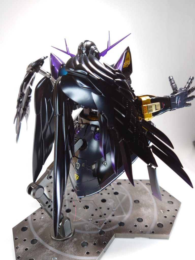 LEDチップの配線がむき出しですが、上より羽先のパープルが見えるかと。