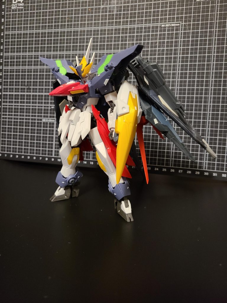 本体は他の機体からの流用はしておらず、延長工作を基本としています。頭部・顎の短縮で小顔化、首ジョイント   をアニマギアの余剰ジョイントに     置換し首を長く見せています。脚部・プラサポにて足首との接続ジョイ    トを延長して足長に。