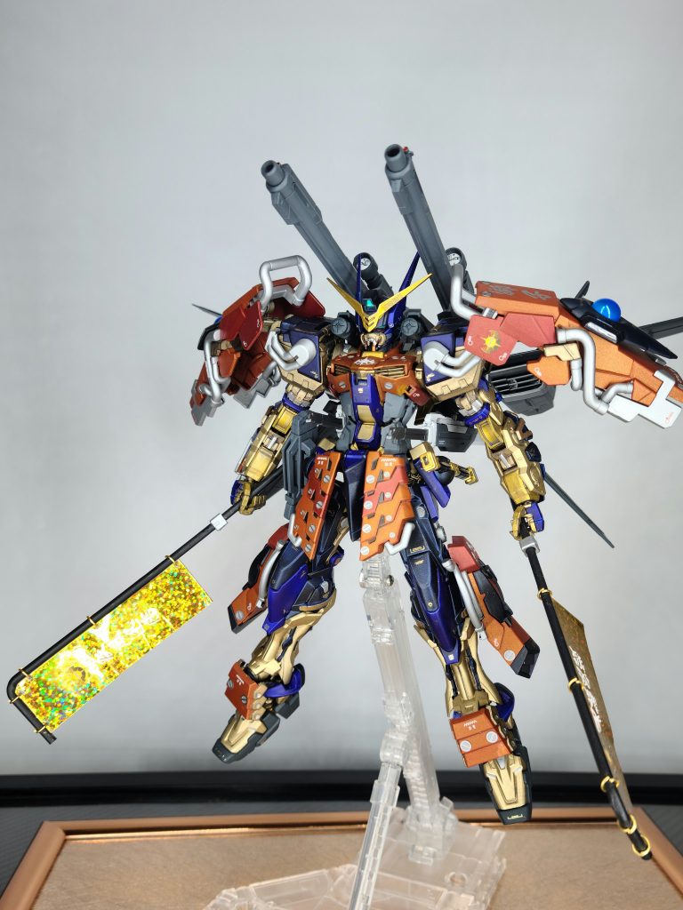 アストレイをベースに、頭だけアカツキ、バトルマスクと武者ガンダムの鎧を付けたら完成です。