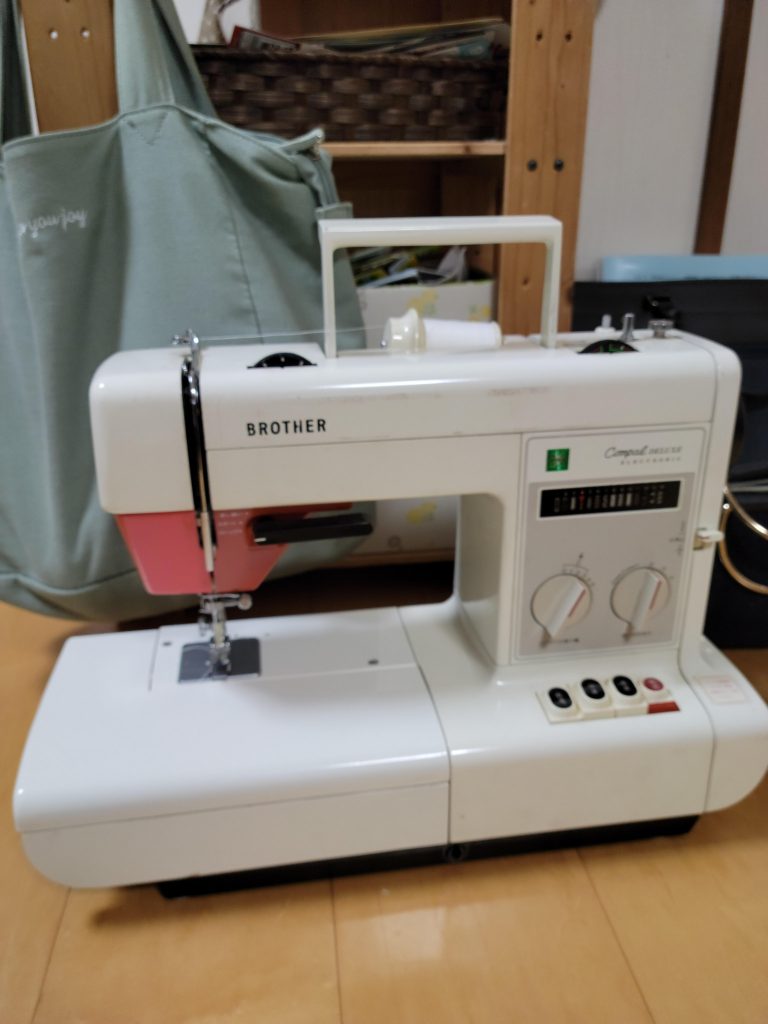 いきなりミシン画像ですいません。。自宅にある年代物のミシンなんですが、以前からデザインがモダンで、すごくカッコよく感じてて、「コレっぽく、作ったろ!」って思い付きました。